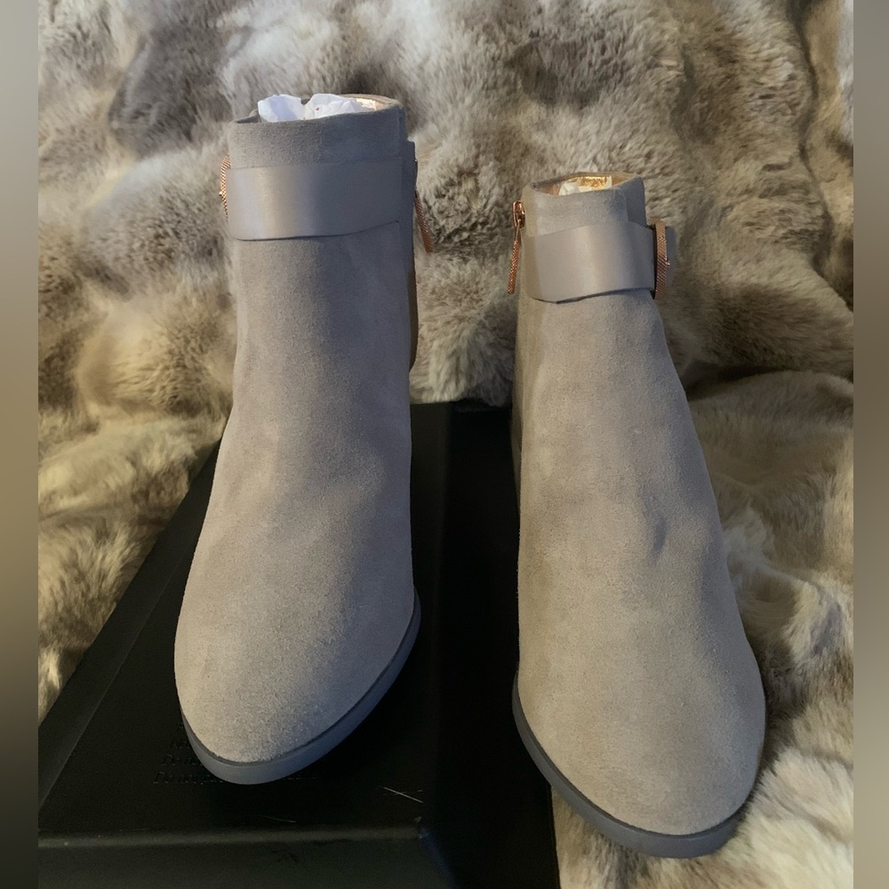 Ted Baker Women’s Gray Ankle Booties with Sleek Design New W/O box, Sz 38.5 - Picture 2 of 13